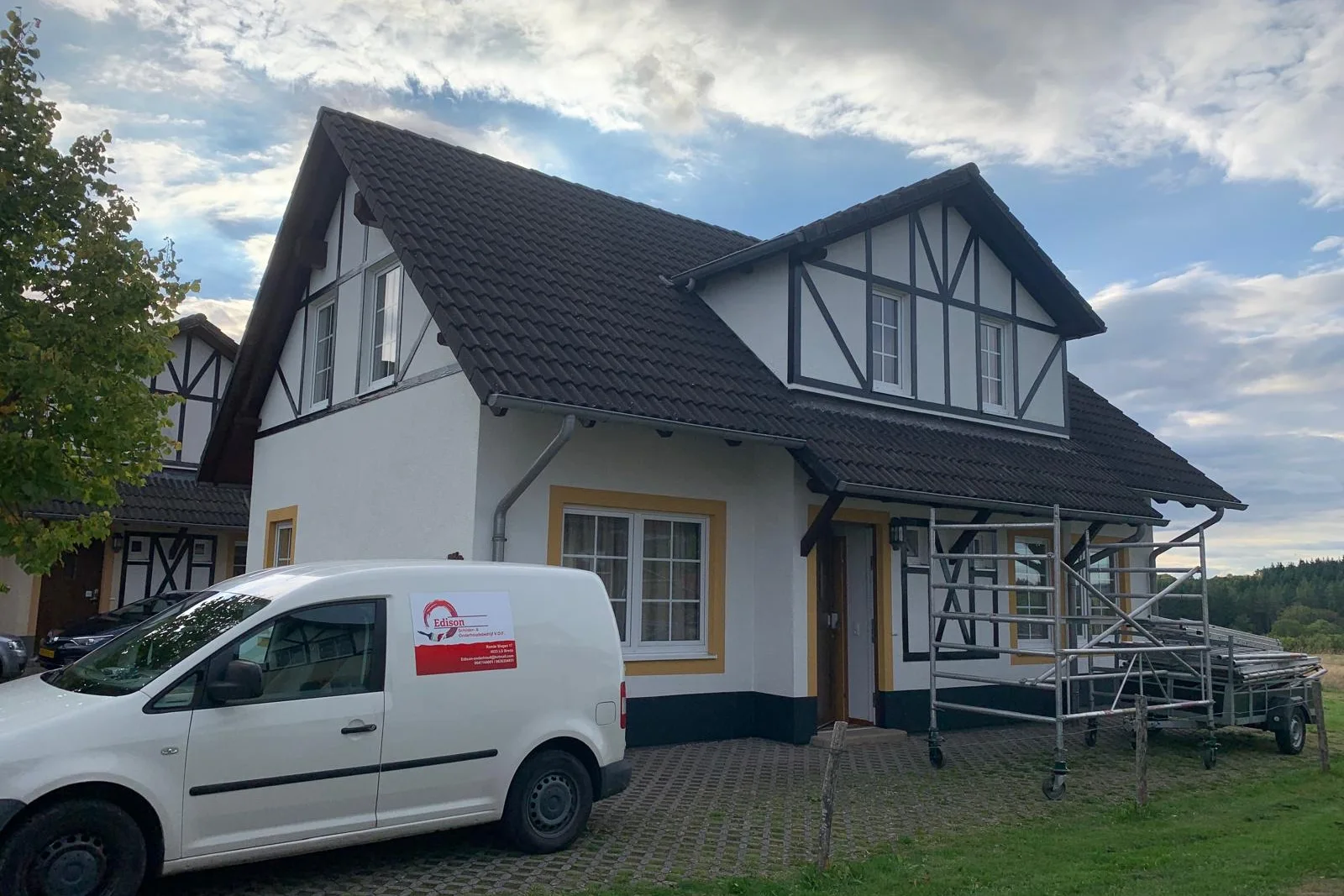 Bedrijfsbusje van Edison Schilder- & Onderhoudsbedrijf voor een vakwerkhuis in de steiger, Breda