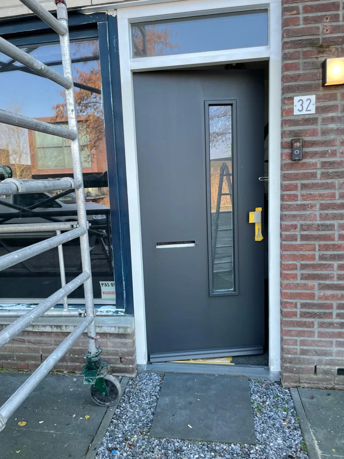 Strakke antracietkleurige deur, ná renovatie