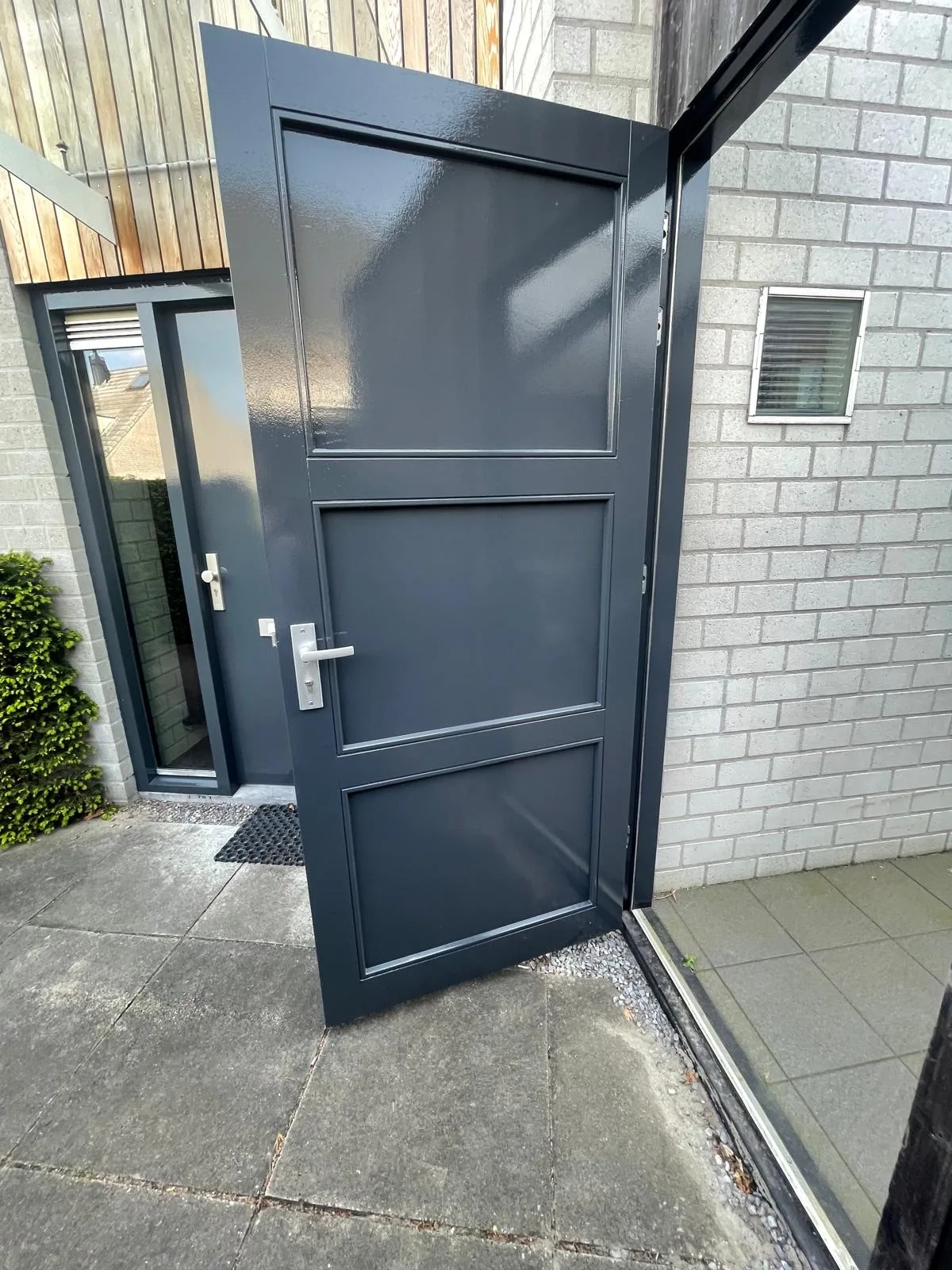 Strak antracietkleurig geschilderde voordeur door Edison in Breda